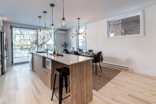 Plus de 3000 pieds carrés d'espace, 4 chambres dont 3 à l'étage, possibilité d'une 5e au besoin